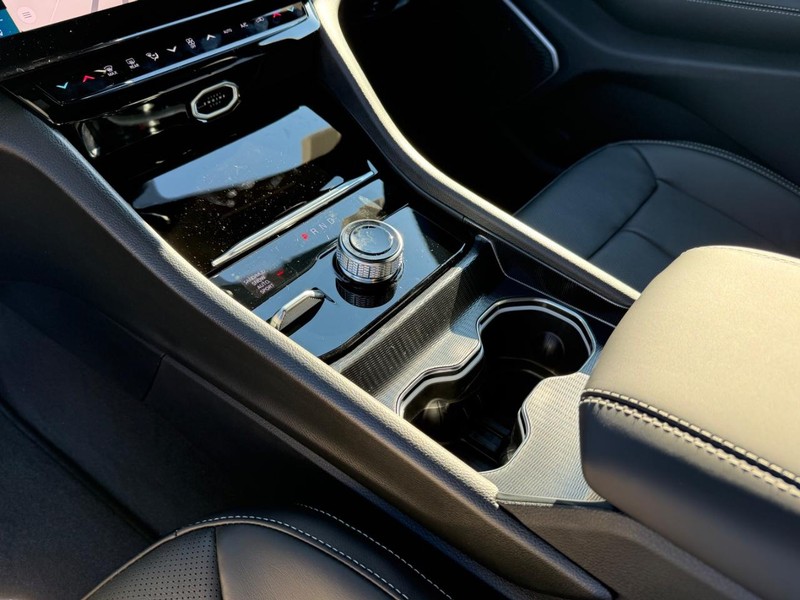 Jeep Grand Cherokee L Vehicle Full-screen Gallery Image 27