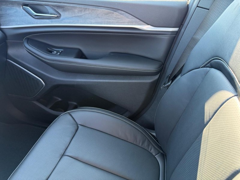 Jeep Grand Cherokee L Vehicle Full-screen Gallery Image 28