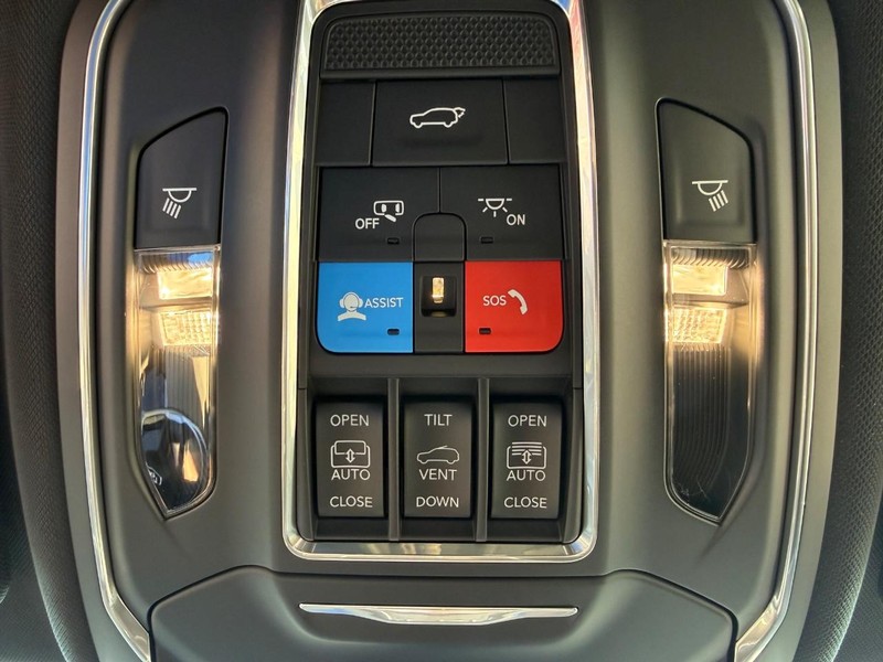 Jeep Grand Cherokee L Vehicle Full-screen Gallery Image 29