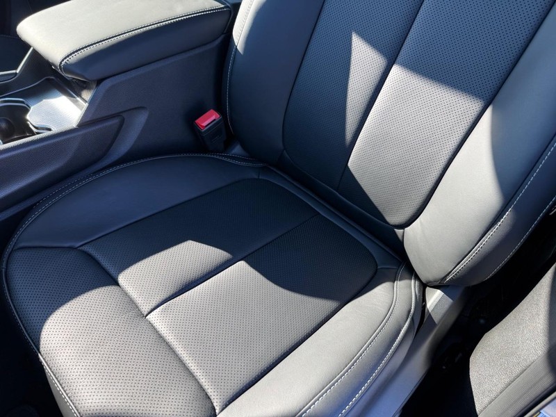 Jeep Grand Cherokee L Vehicle Full-screen Gallery Image 32