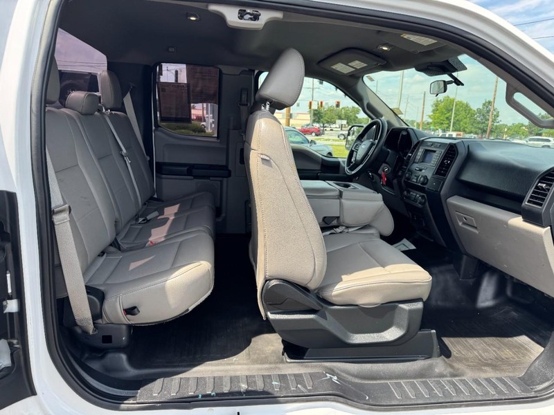 Ford F-150 Vehicle Full-screen Gallery Image 11