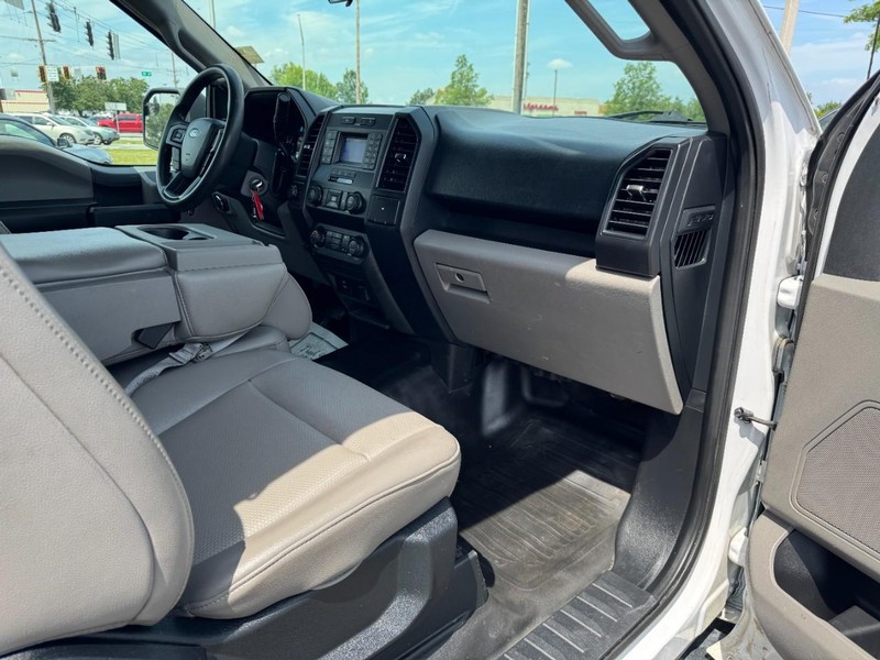 Ford F-150 Vehicle Full-screen Gallery Image 16