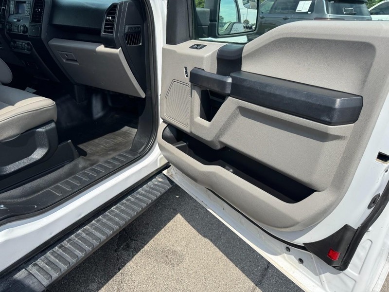Ford F-150 Vehicle Full-screen Gallery Image 17