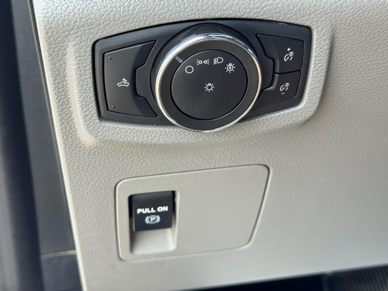 Ford F-150 Vehicle Full-screen Gallery Image 31