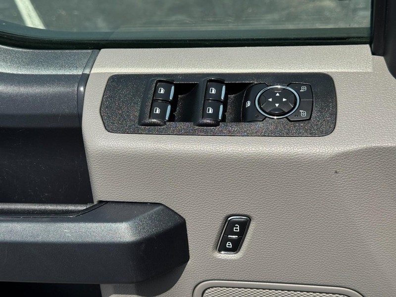Ford F-150 Vehicle Full-screen Gallery Image 32