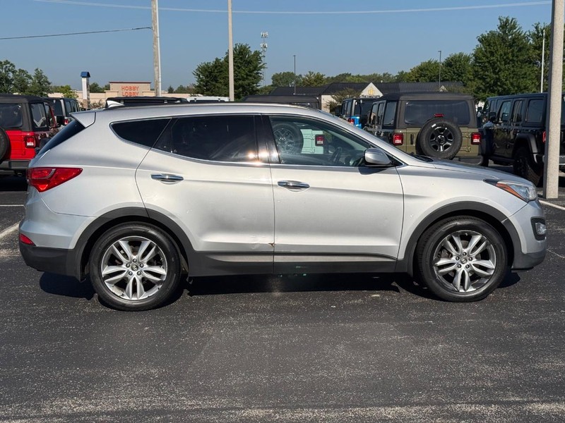 Hyundai Santa Fe Vehicle Full-screen Gallery Image 2