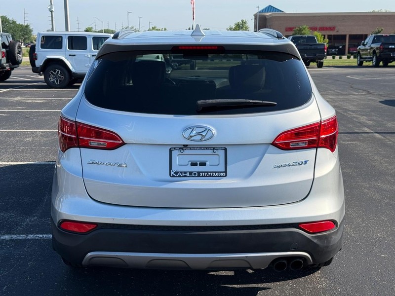 Hyundai Santa Fe Vehicle Full-screen Gallery Image 4