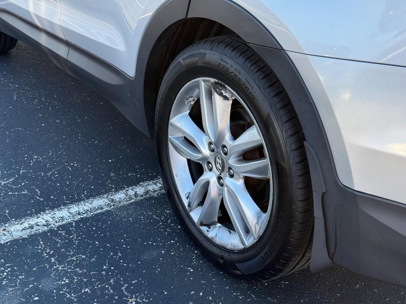 Hyundai Santa Fe Vehicle Full-screen Gallery Image 6