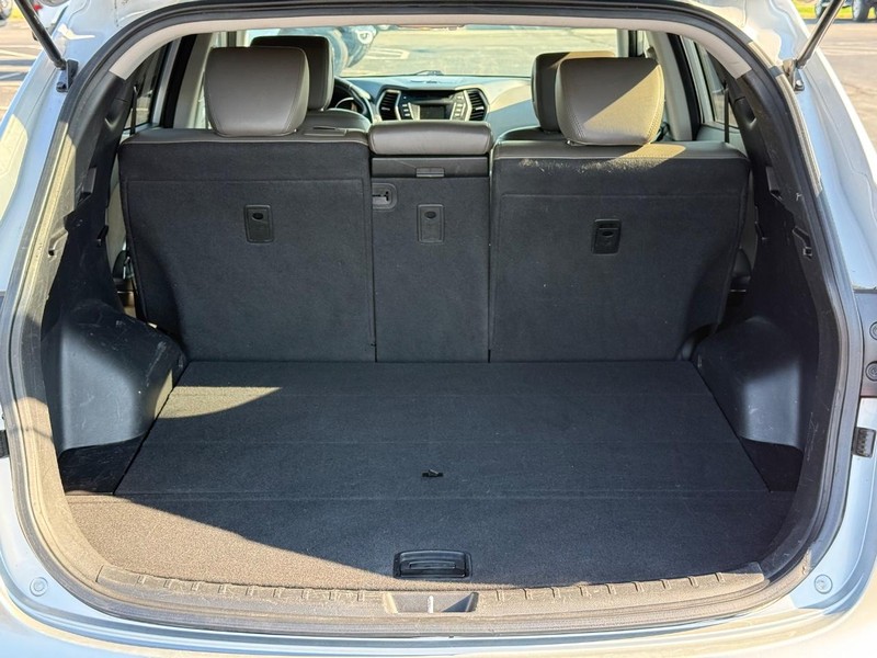 Hyundai Santa Fe Vehicle Full-screen Gallery Image 7