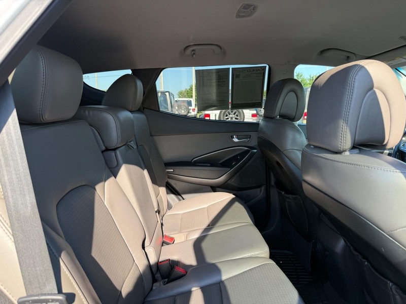 Hyundai Santa Fe Vehicle Full-screen Gallery Image 10