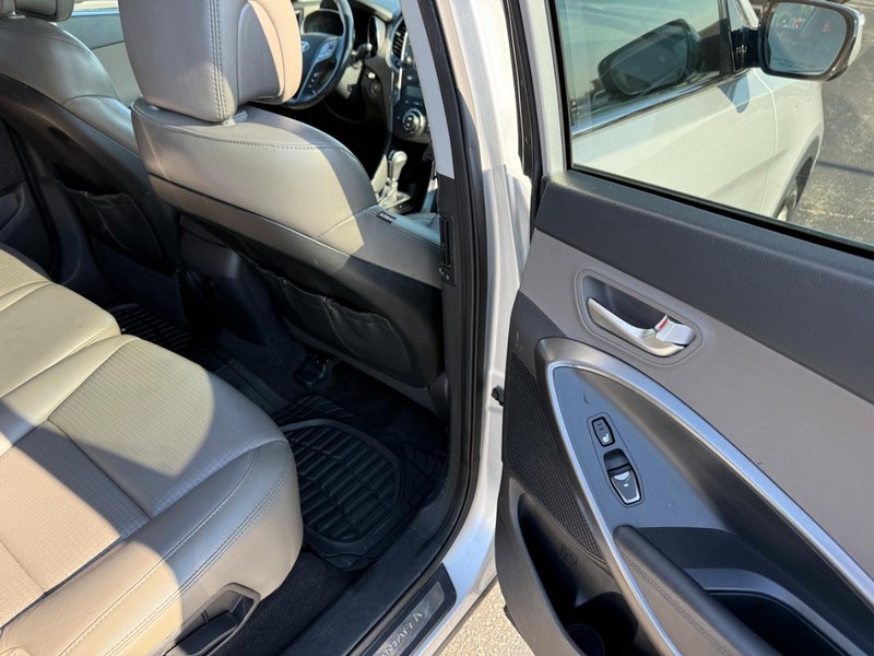 Hyundai Santa Fe Vehicle Full-screen Gallery Image 11