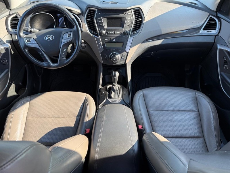 Hyundai Santa Fe Vehicle Full-screen Gallery Image 12