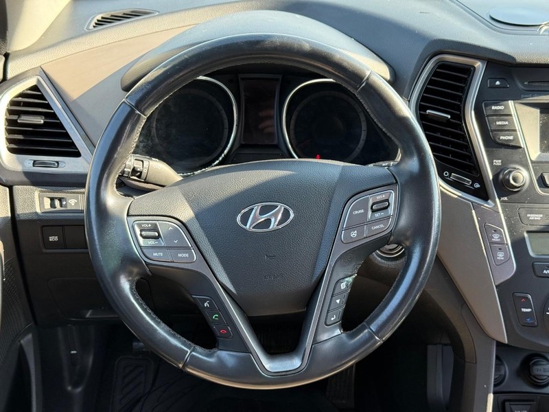 Hyundai Santa Fe Vehicle Full-screen Gallery Image 13