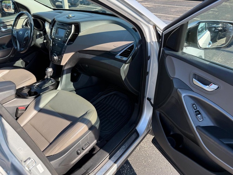Hyundai Santa Fe Vehicle Full-screen Gallery Image 14