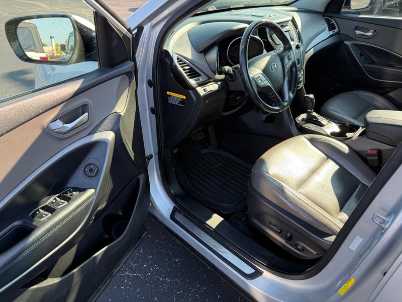 Hyundai Santa Fe Vehicle Full-screen Gallery Image 16