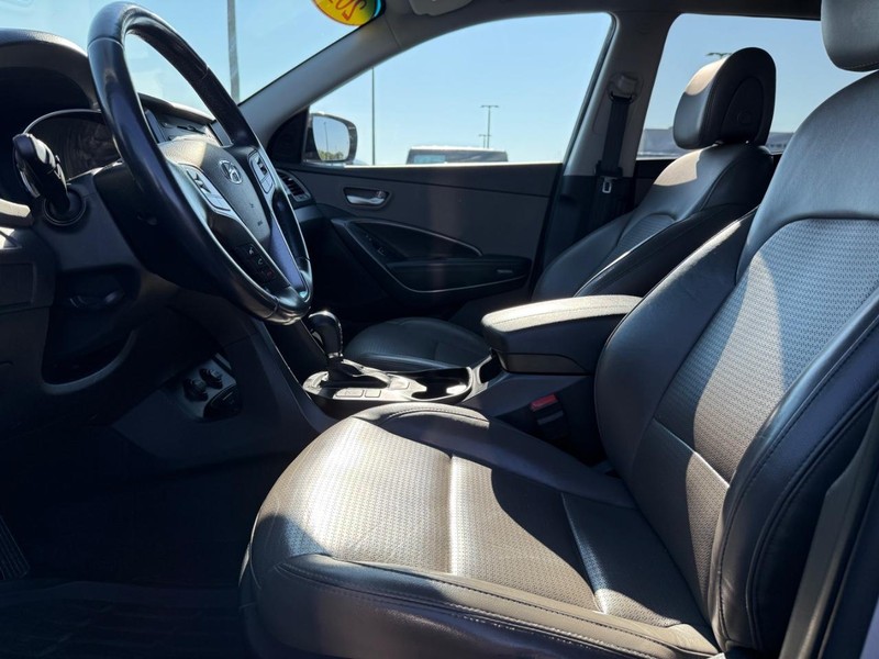 Hyundai Santa Fe Vehicle Full-screen Gallery Image 17