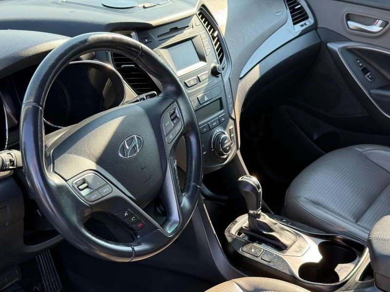 Hyundai Santa Fe Vehicle Full-screen Gallery Image 18
