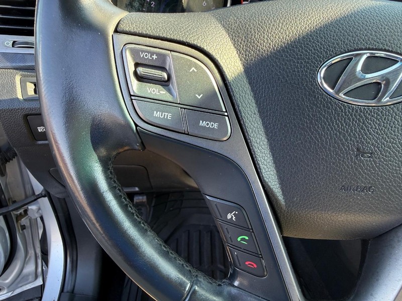 Hyundai Santa Fe Vehicle Full-screen Gallery Image 19