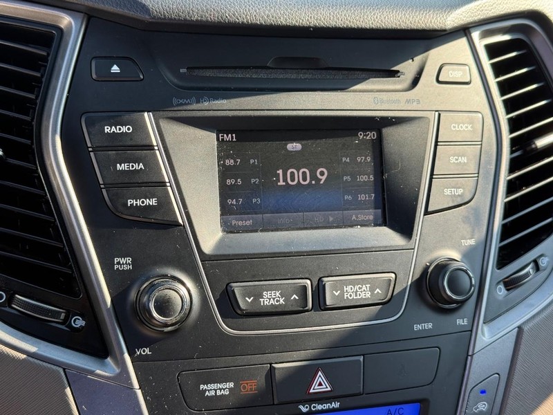 Hyundai Santa Fe Vehicle Full-screen Gallery Image 23