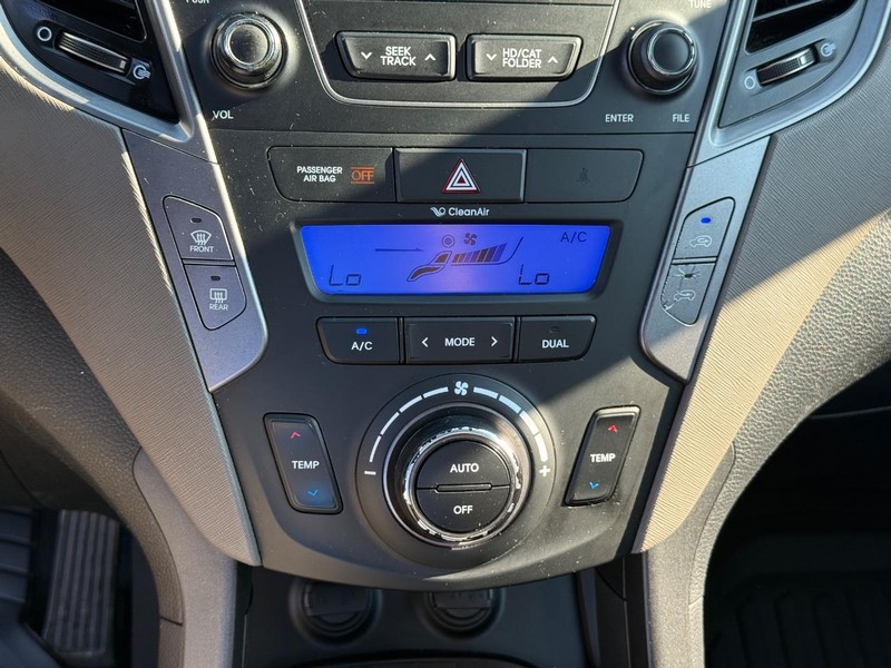 Hyundai Santa Fe Vehicle Full-screen Gallery Image 24