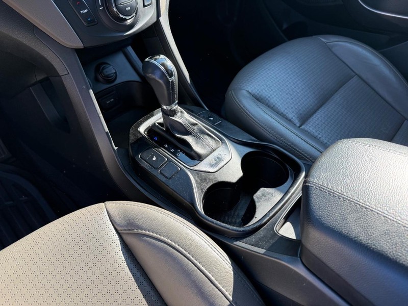 Hyundai Santa Fe Vehicle Full-screen Gallery Image 25