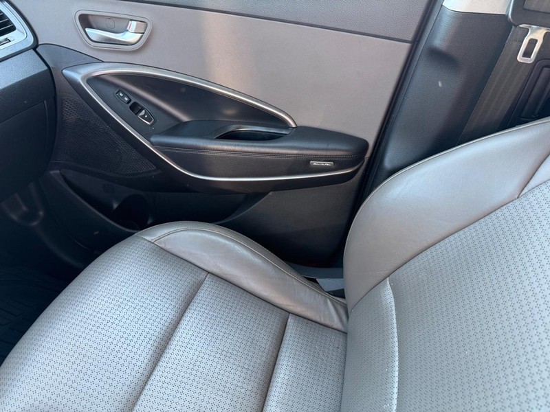 Hyundai Santa Fe Vehicle Full-screen Gallery Image 26