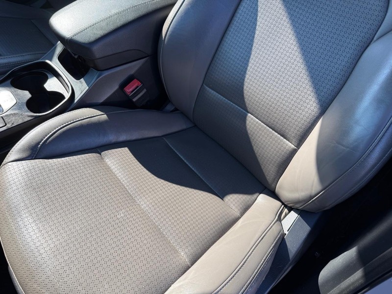 Hyundai Santa Fe Vehicle Full-screen Gallery Image 29