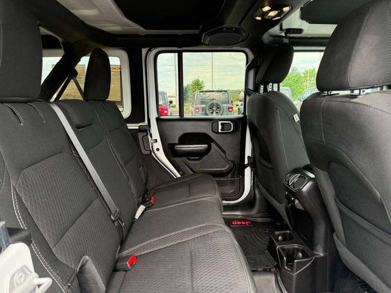 Jeep Wrangler Vehicle Full-screen Gallery Image 11
