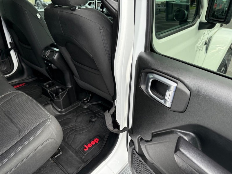 Jeep Wrangler Vehicle Full-screen Gallery Image 12