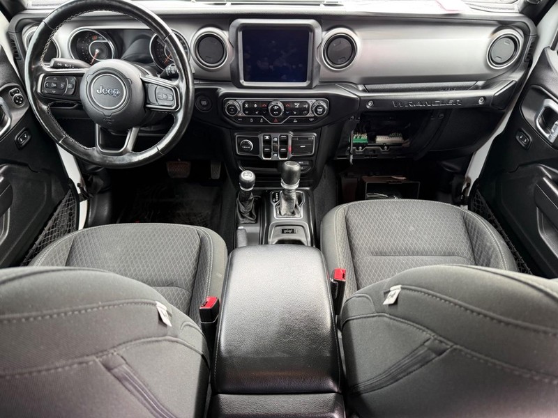 Jeep Wrangler Vehicle Full-screen Gallery Image 13