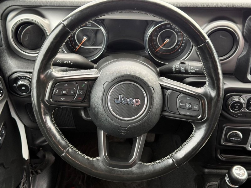 Jeep Wrangler Vehicle Full-screen Gallery Image 14