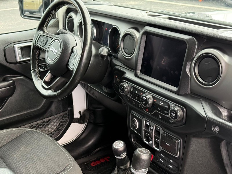 Jeep Wrangler Vehicle Full-screen Gallery Image 15