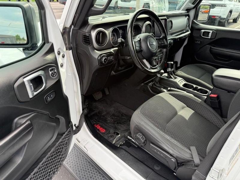 Jeep Wrangler Vehicle Full-screen Gallery Image 17
