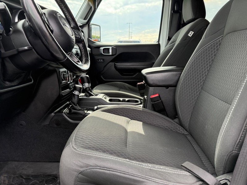 Jeep Wrangler Vehicle Full-screen Gallery Image 18