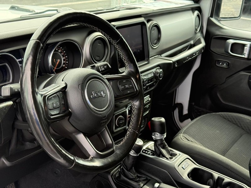 Jeep Wrangler Vehicle Full-screen Gallery Image 19