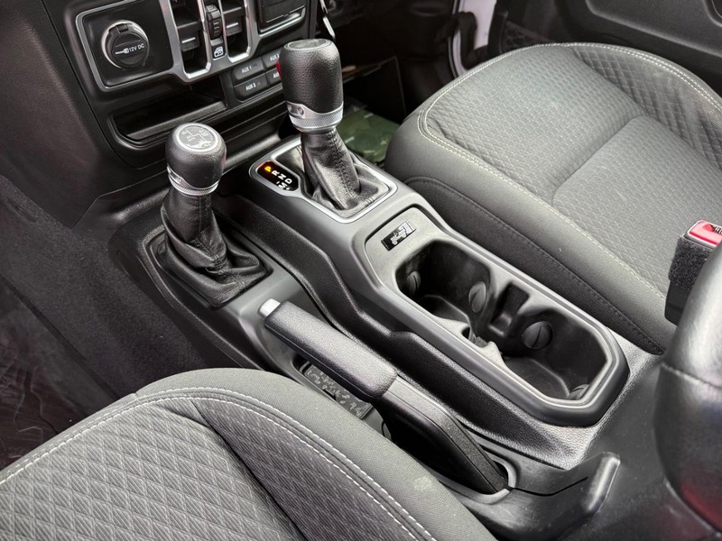 Jeep Wrangler Vehicle Full-screen Gallery Image 27