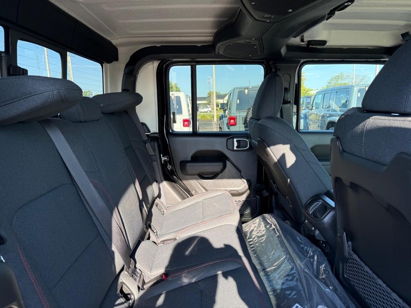 Jeep Gladiator Vehicle Full-screen Gallery Image 10
