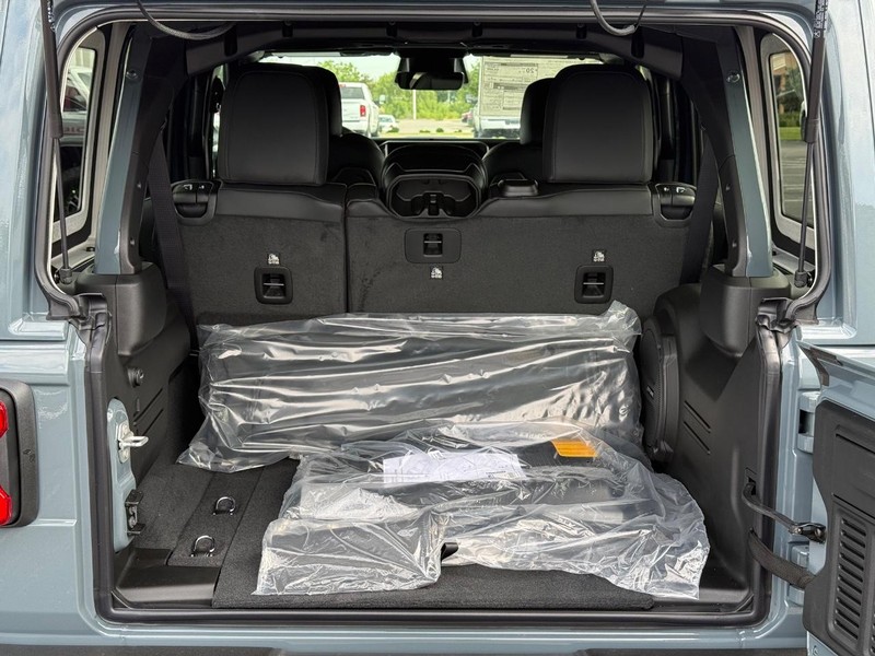 Jeep Wrangler Vehicle Full-screen Gallery Image 7
