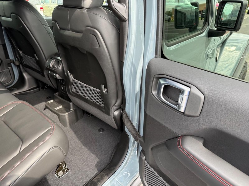 Jeep Wrangler Vehicle Full-screen Gallery Image 12