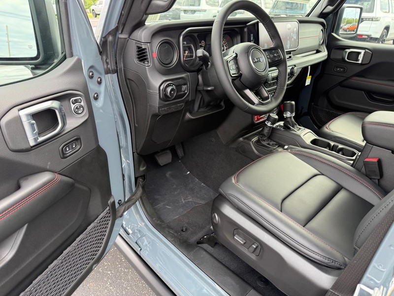 Jeep Wrangler Vehicle Full-screen Gallery Image 17