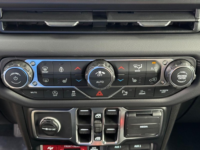 Jeep Wrangler Vehicle Full-screen Gallery Image 26