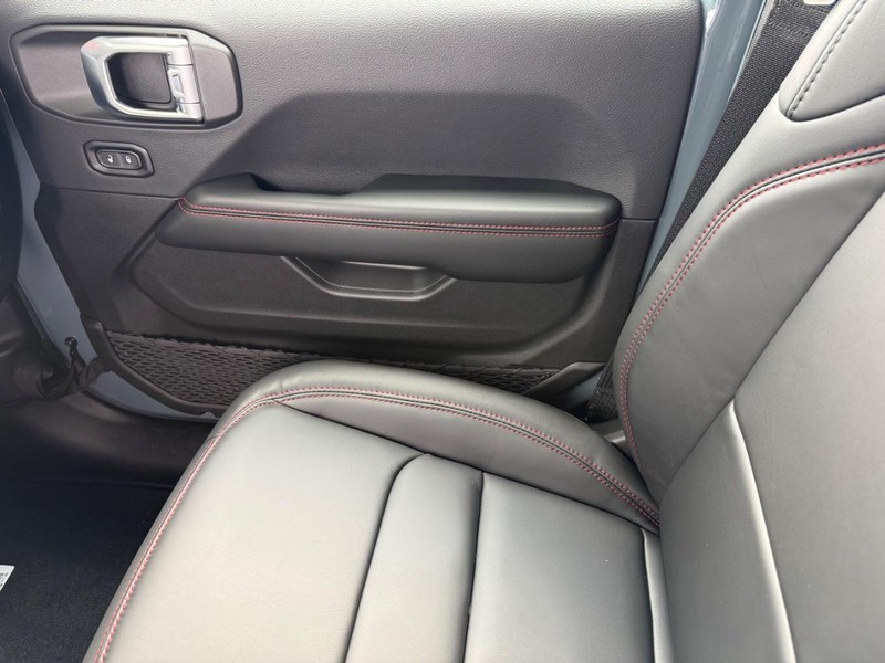 Jeep Wrangler Vehicle Full-screen Gallery Image 28