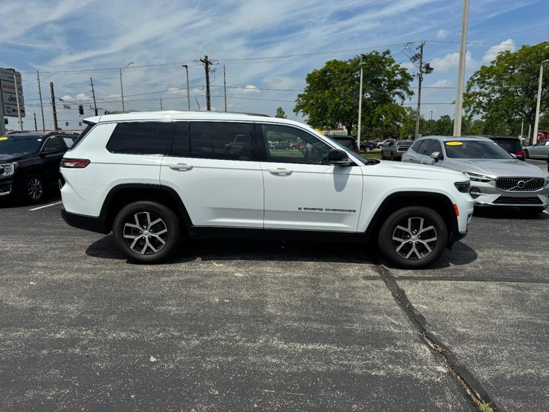 Jeep Grand Cherokee L Vehicle Full-screen Gallery Image 2