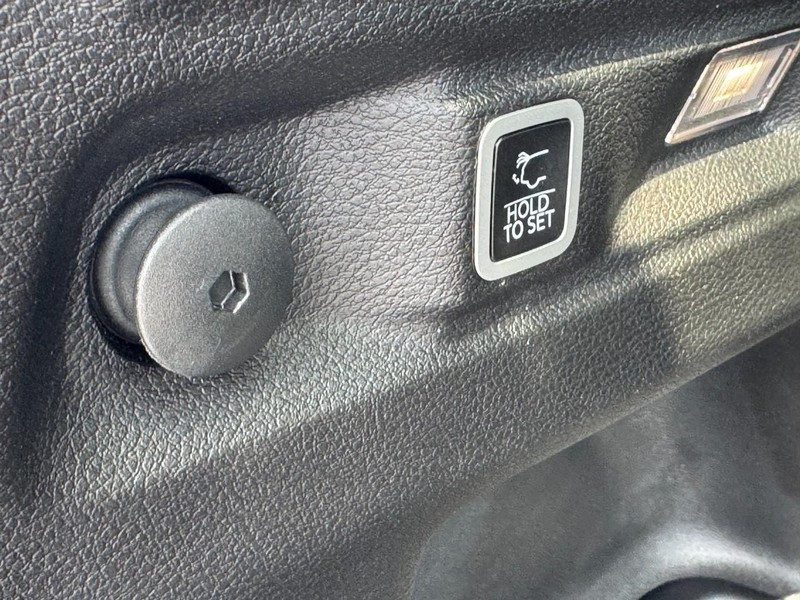 Jeep Grand Cherokee L Vehicle Full-screen Gallery Image 9