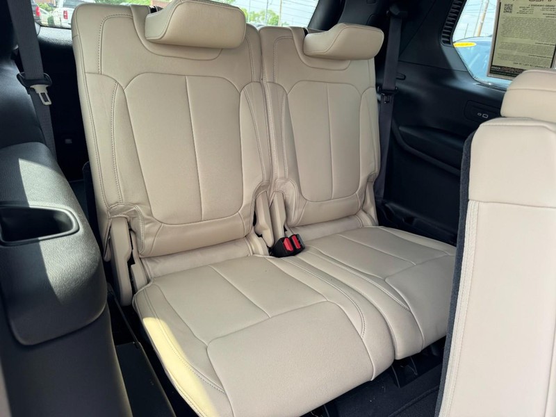 Jeep Grand Cherokee L Vehicle Full-screen Gallery Image 11