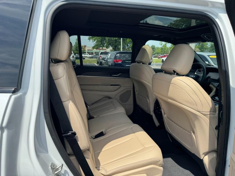 Jeep Grand Cherokee L Vehicle Full-screen Gallery Image 12