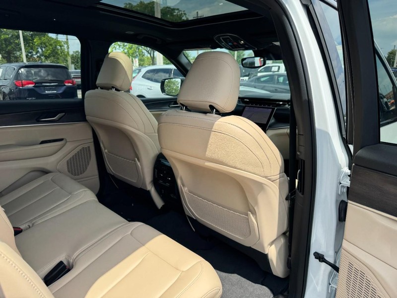 Jeep Grand Cherokee L Vehicle Full-screen Gallery Image 13