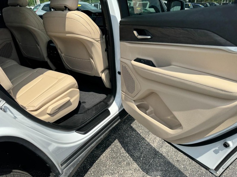 Jeep Grand Cherokee L Vehicle Full-screen Gallery Image 14