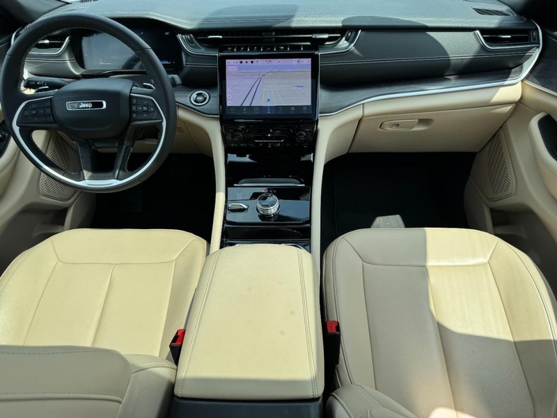 Jeep Grand Cherokee L Vehicle Full-screen Gallery Image 15