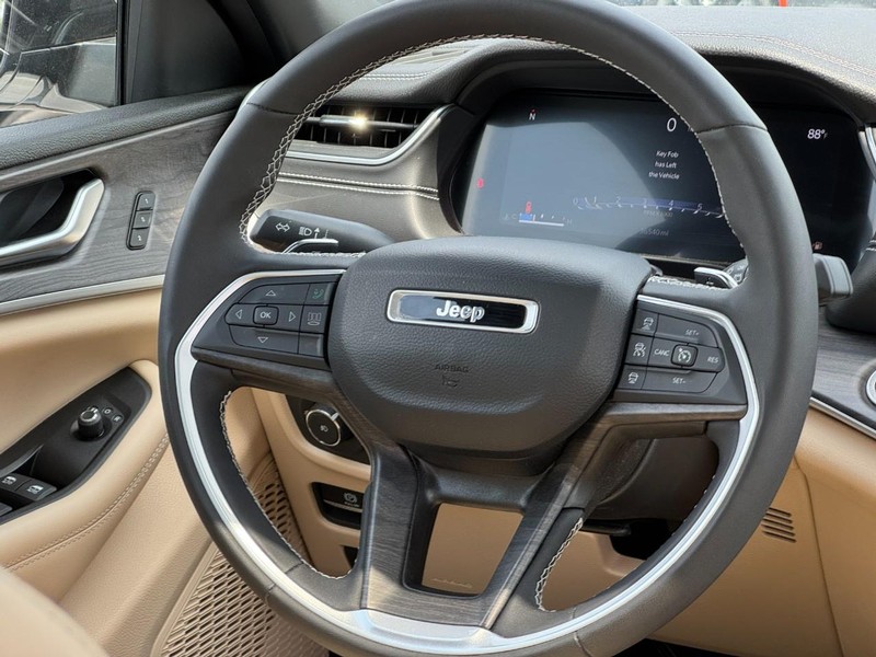 Jeep Grand Cherokee L Vehicle Full-screen Gallery Image 16